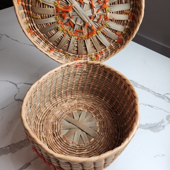 VINTAGE 70s BEAUTIFUL ACAPULCO WOVEN BASKET WITH LID & FLOWERS HAND CRAFTED - Picture 10 of 10